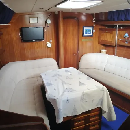 Cora Iv Bateau-hôtel *