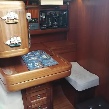 Cora Iv Bateau-hôtel *